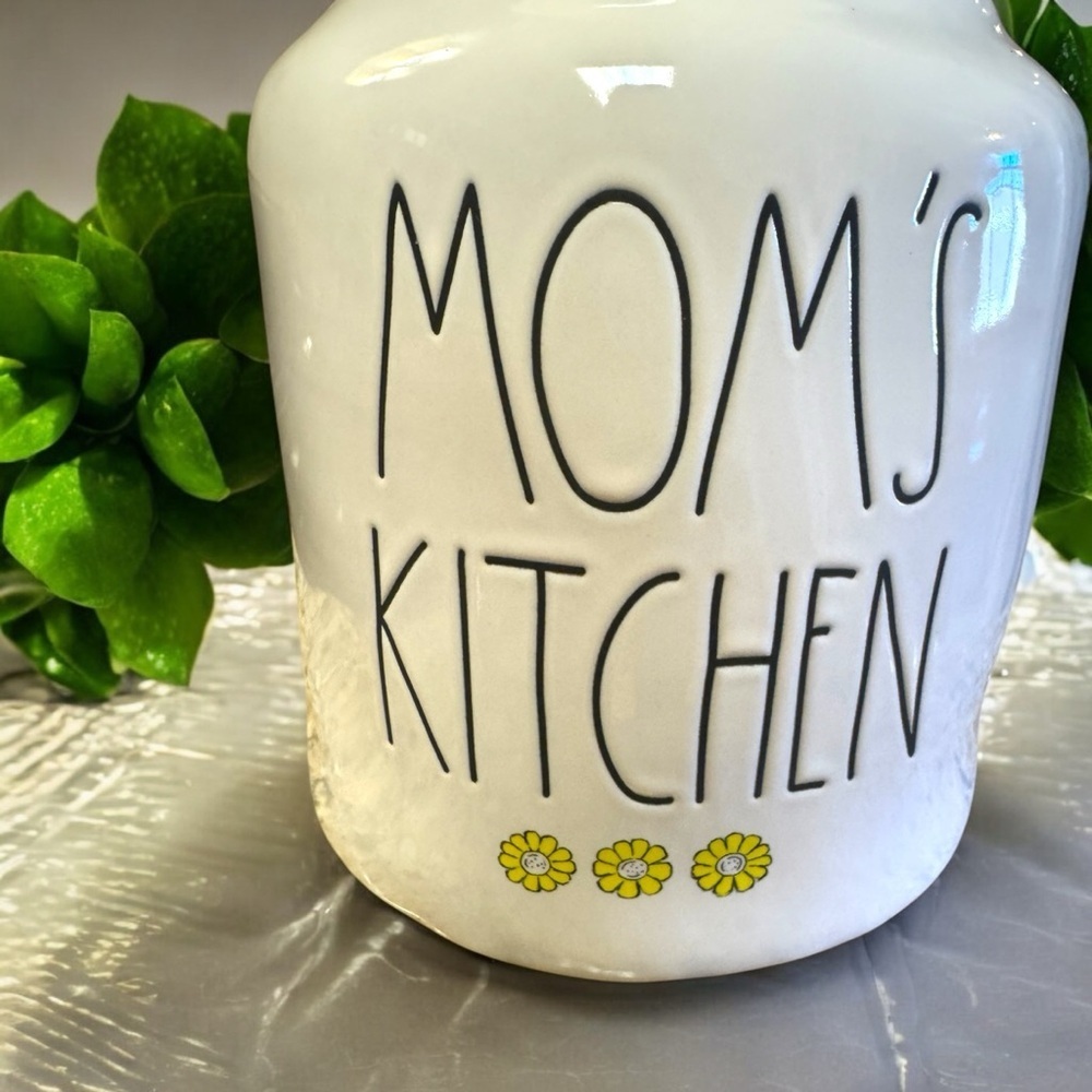 Rae Dunn MOMS KITCHEN Spring Daisy Collectible Canister NWOT Yellow & White Cute - Picture 3 of 16
